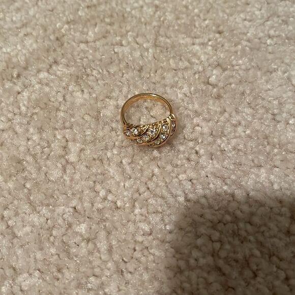 WOMENS GOLD RING - Picture 2 of 5